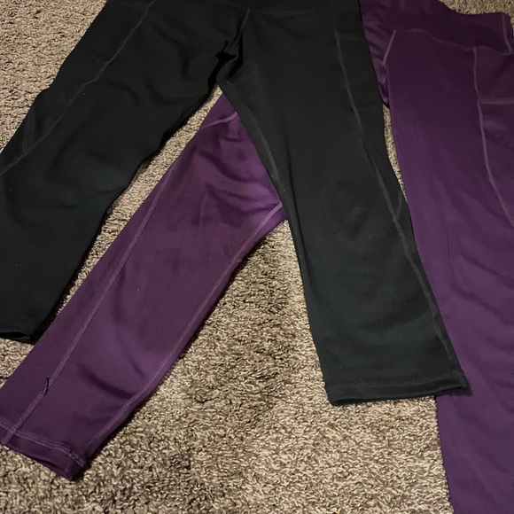 2 pair of leggings with pockets on sides. 2 different lengths. Size M - Picture 7 of 8